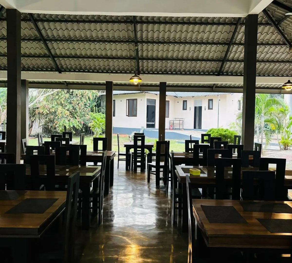 Ceylonisigiriya Hotel Dambulla 4*,